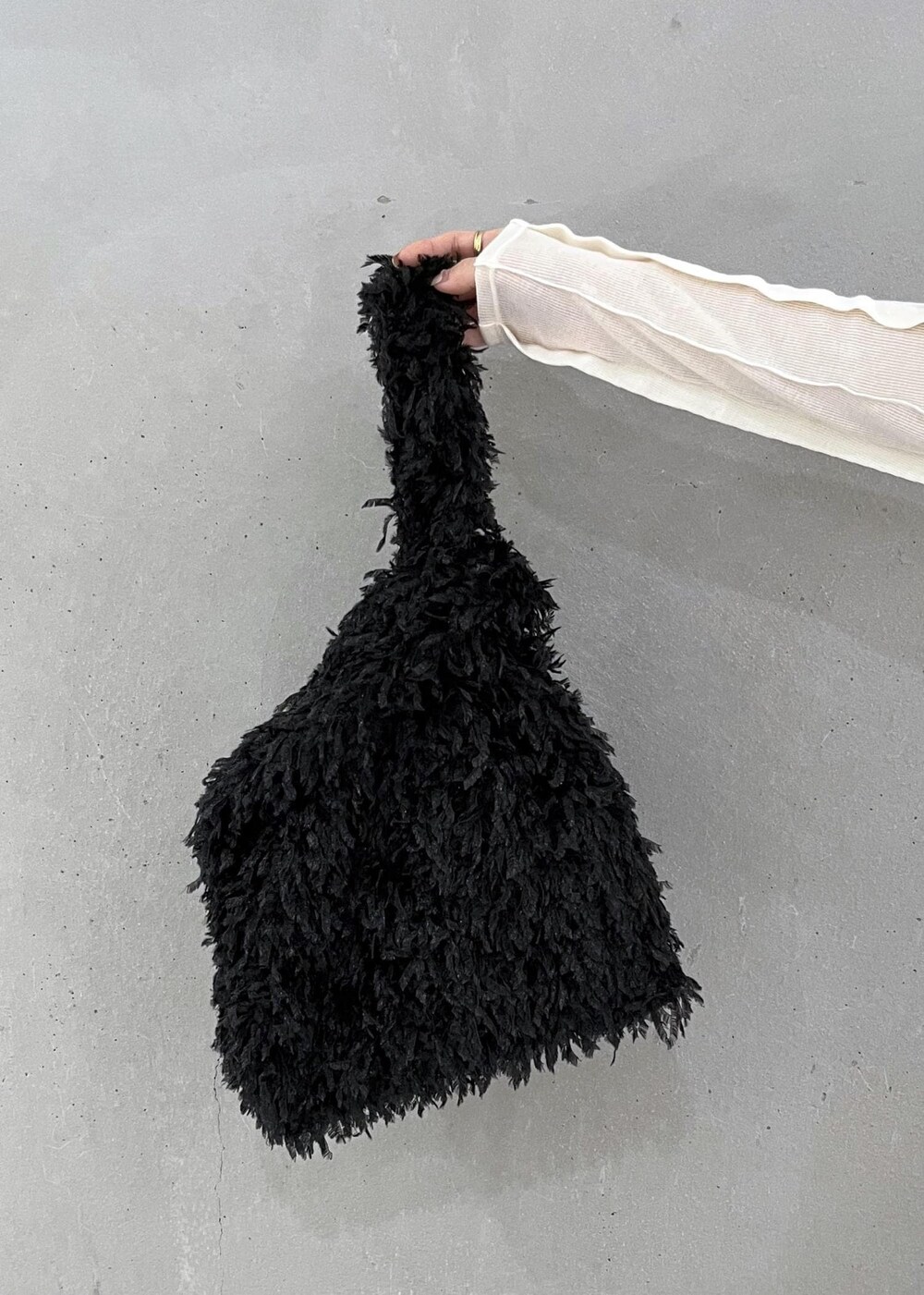 ブラック系のブーツ、ベージュ系のワンピース、ホワイト系のTシャツ/カットソーを着用したレディースの秋コーディネートの8枚目の写真