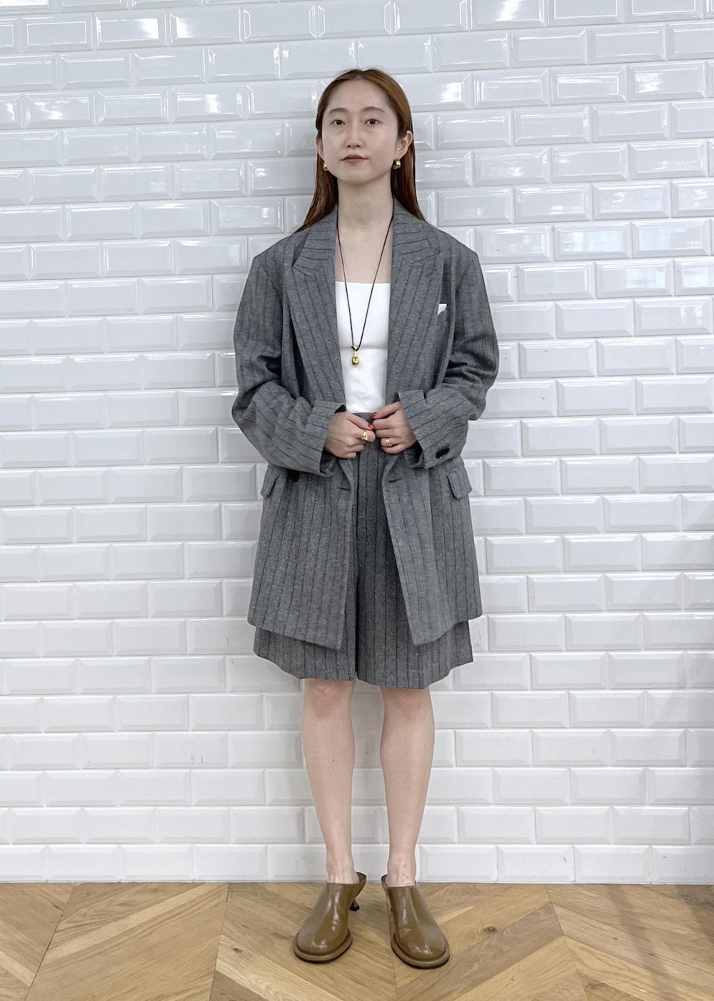 「2025JUNPRESS対象商品、初秋コーデ、秋コーデ、デートコーデ、お出かけコーデ、女子会コーデ、セットアップ、パンツスタイル、メンズライク、ADAM ET ROPÉ、ナチュラル、ブルべ夏、混合、ジャケット/アウター、テーラードジャケット」|「ADAM ET ROPE'の【EMOELLE】水挿しモチーフネックレス(ネックレス、ゴールド系)」を使った、tomoさん(レディース・157cm)の夏コーディネートの2枚目の写真
