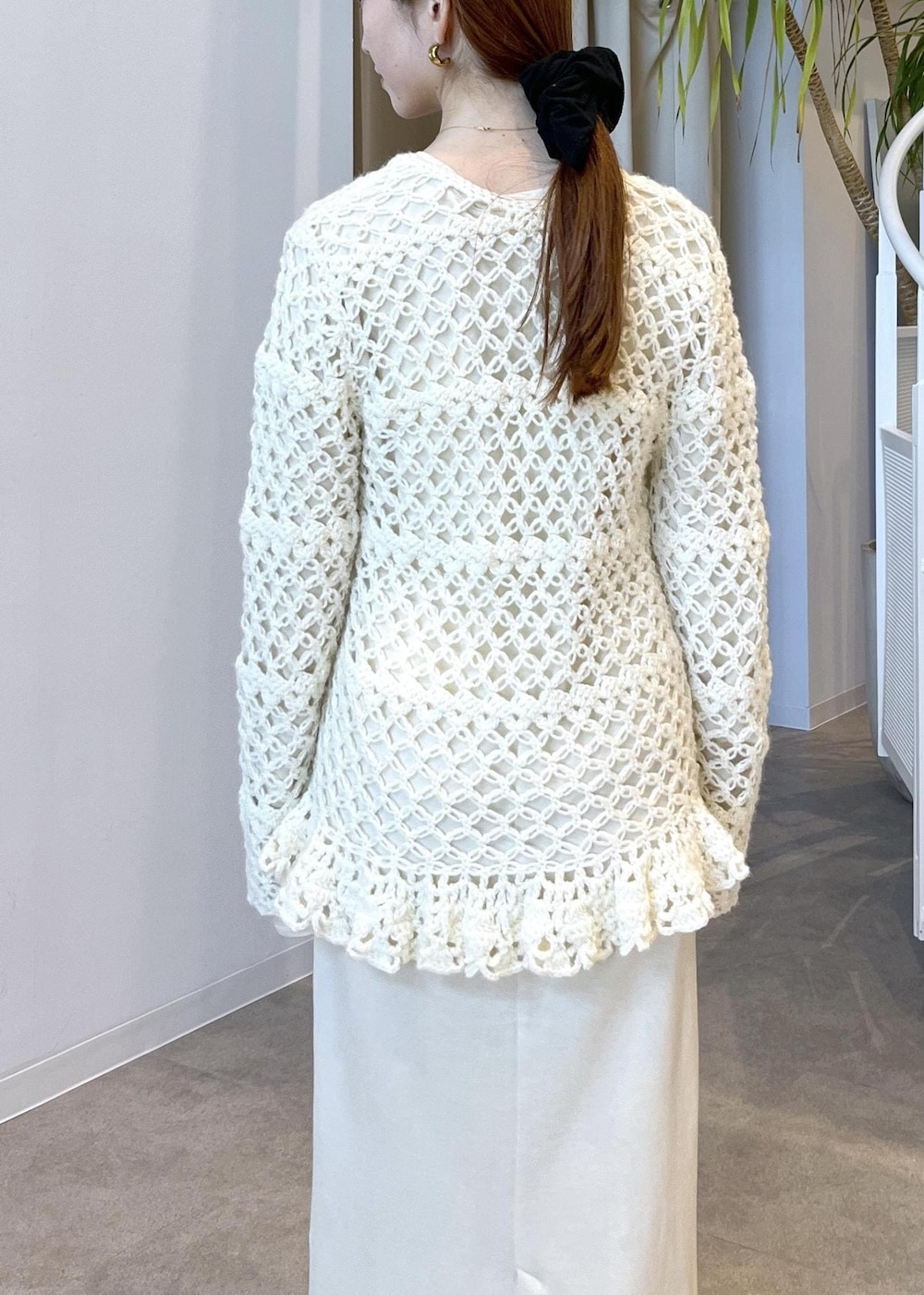 ブラック系のサンダル、ホワイト系のワンピース、ホワイト系のカーディガン/ボレロを着用したレディースの夏コーディネートの9枚目の写真