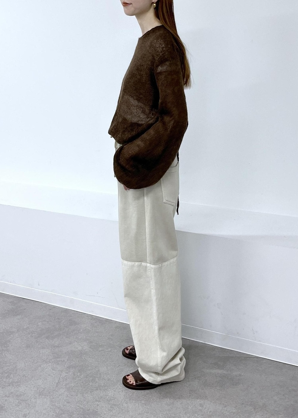 ブラウン系のサンダル、ブラウン系のニット/セーター、ベージュ系のその他パンツを着用したレディースの夏コーディネートの3枚目の写真