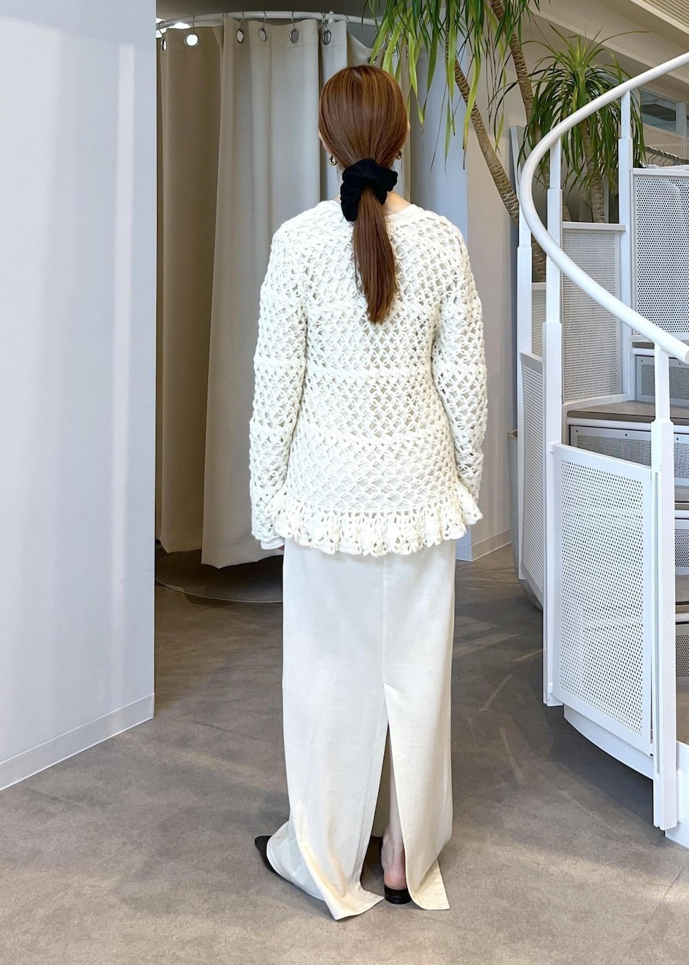 ブラック系のサンダル、ホワイト系のワンピース、ホワイト系のカーディガン/ボレロを着用したレディースの夏コーディネートの6枚目の写真