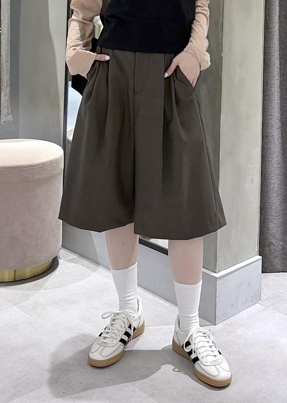 ブラック系のショルダーバッグ、ブラウン系のその他パンツ、ホワイト系のスニーカーを着用したレディースの春コーディネートの7枚目の写真