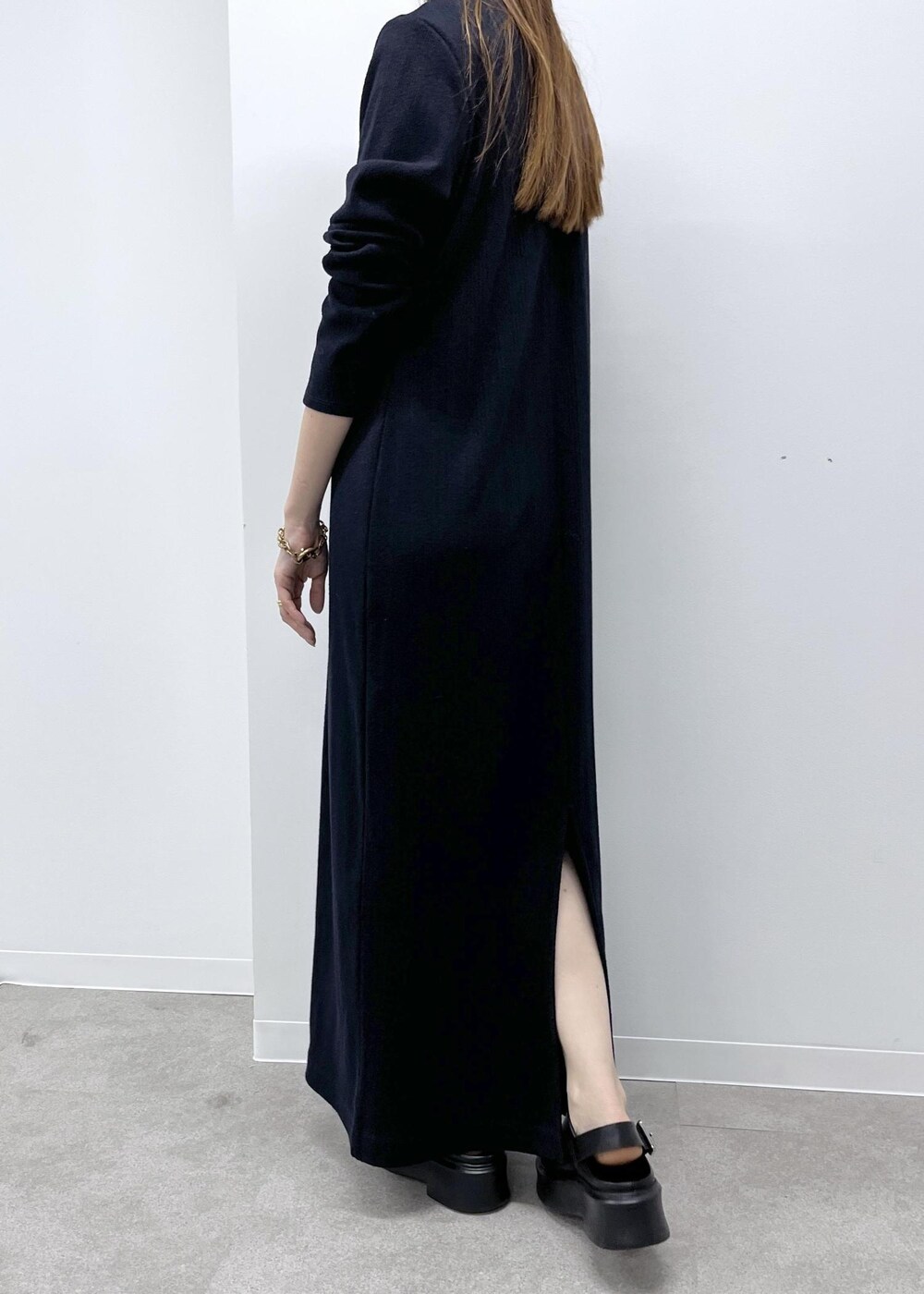 ブラック系のサンダル、ブルー系のワンピースを着用したレディースの夏コーディネートの7枚目の写真