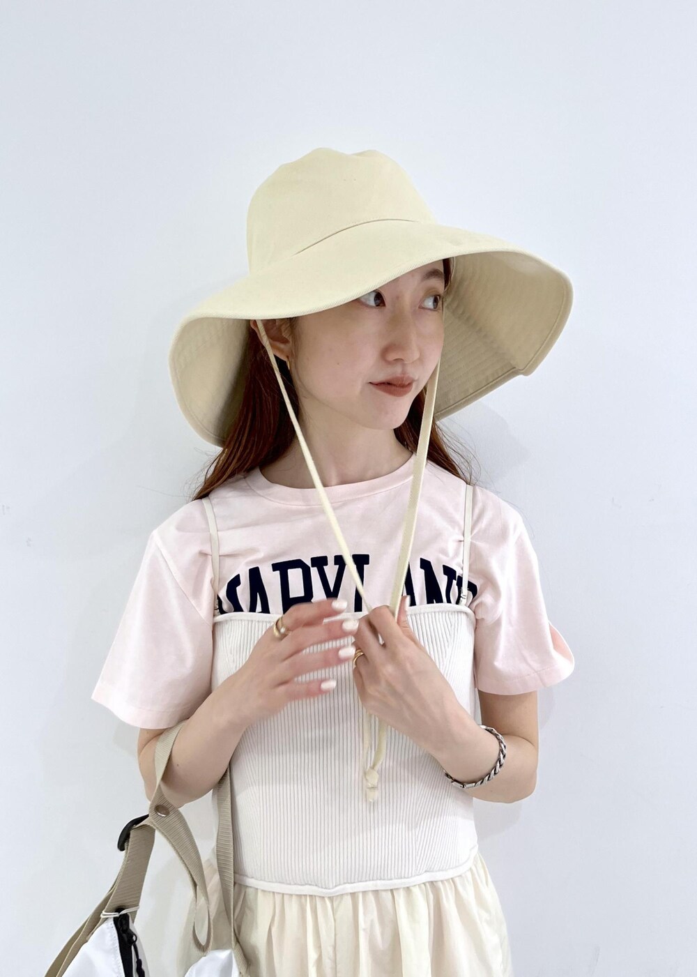 「ホワイト、ハンドバッグ、トートバッグ、プルオーバー、Tシャツ、ロゴ、半袖、パンツ、ワイド、ADAM ET ROPÉ、FEMME、骨格ナチュラル、ブルべ、カジュアル、大人カジュアル」｜「ADAM ET ROPE'のダブルバックルプラットフォームサンダル（サンダル、ブラック系）」を使った、tomoさん（レディース・157cm）の夏コーディネートの5枚目の写真