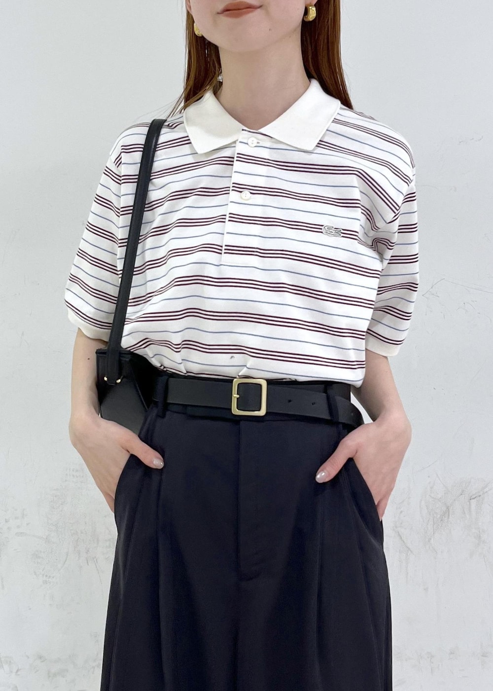 「初夏コーデ、夏コーデ、お仕事コーデ、デートコーデ、お出かけコーデ、女子会コーデ、パンツスタイル、モノトーンコーデ、シンプルコーデ、きれいめコーデ、ADAM ET ROPÉ、ナチュラル、ブルべ夏、混合、トップス」｜「ADAM ET ROPE'の晴雨兼用ベーシックローファー（ローファー、ブラック系）」を使った、tomoさん（レディース・157cm）の春コーディネートの9枚目の写真