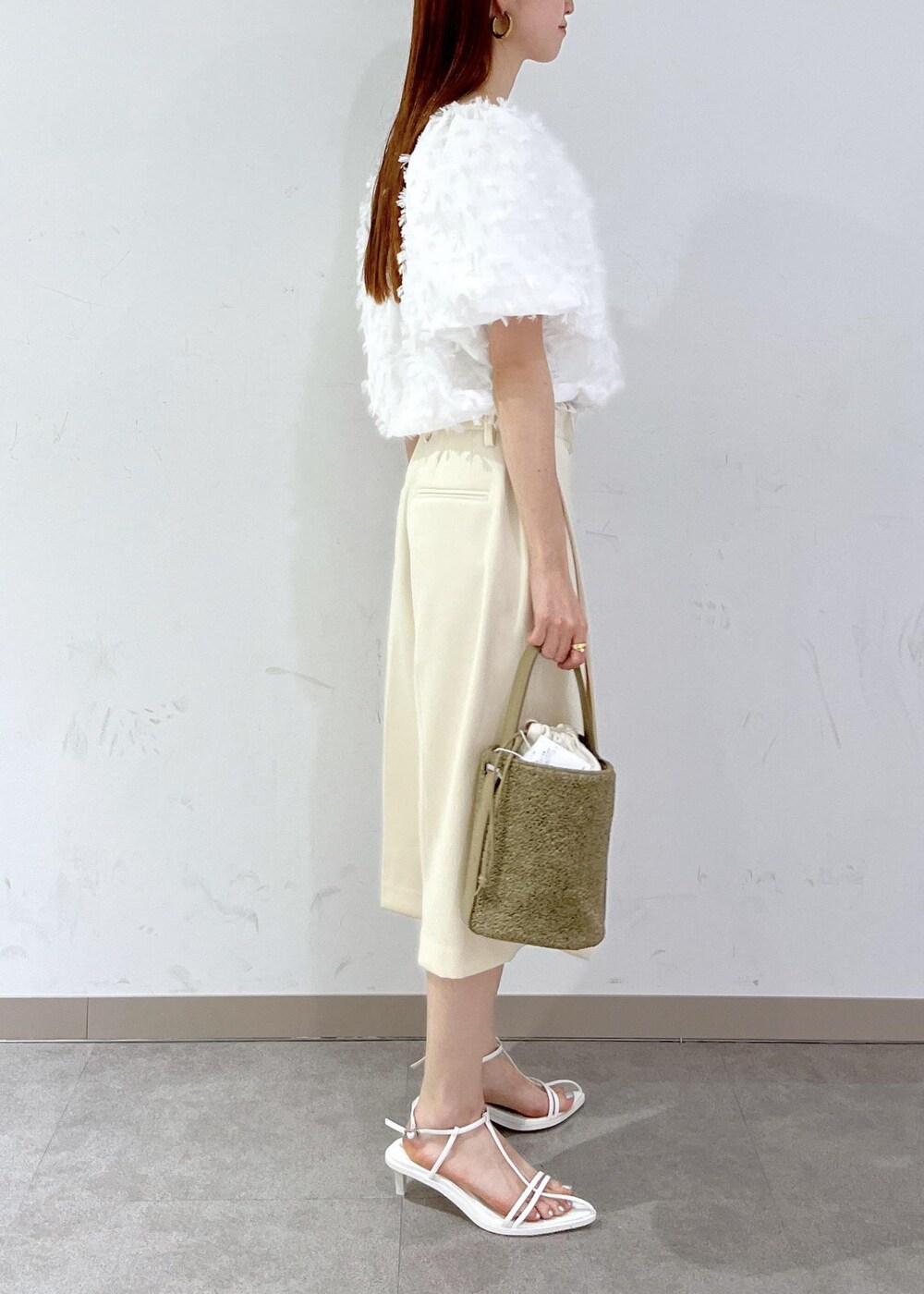 ホワイト系のサンダル、ホワイト系のシャツ/ブラウス、ホワイト系のその他パンツを着用したレディースの夏コーディネートの2枚目の写真