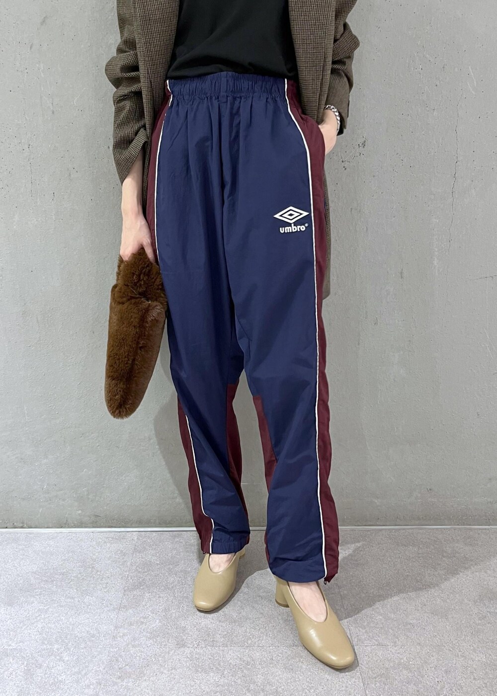 ブラック系のTシャツ/カットソー、ベージュ系のパンプス、ブラウン系のトートバッグを着用したレディースの秋コーディネートの8枚目の写真