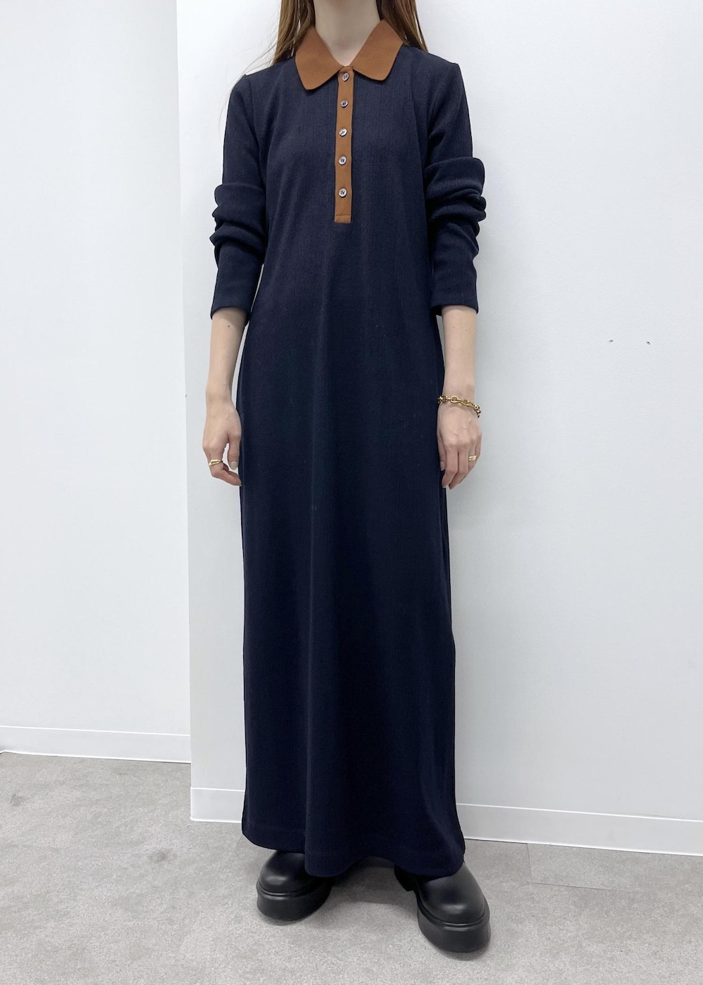 ブラック系のサンダル、ブルー系のワンピースを着用したレディースの夏コーディネートの6枚目の写真