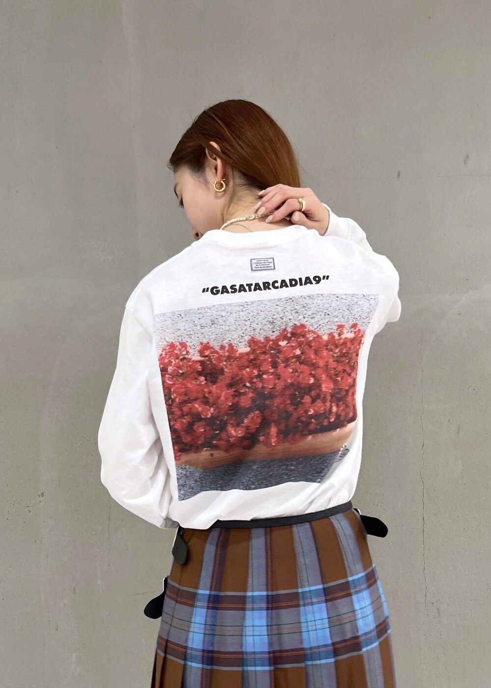 シルバー系のブーツ、ホワイト系のTシャツ/カットソー、ブラウン系のスカートを着用したレディースの秋コーディネートの7枚目の写真