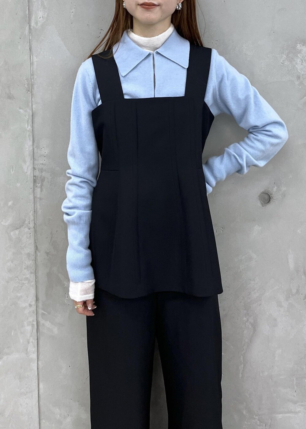「初冬コーデ、冬コーデ、セレモニーコーデ、デートコーデ、お出かけコーデ、女子会コーデ、パンツスタイル、モノトーンコーデ、シンプルコーデ、きれいめコーデ、ADAM ET ROPÉ、ナチュラル、ブルべ夏、混合、トップス」|「ADAM ET ROPE'のポインテッドストレッチブーツ(ブーツ、シルバー系)」を使った、tomoさん(レディース・157cm)の冬コーディネートの3枚目の写真