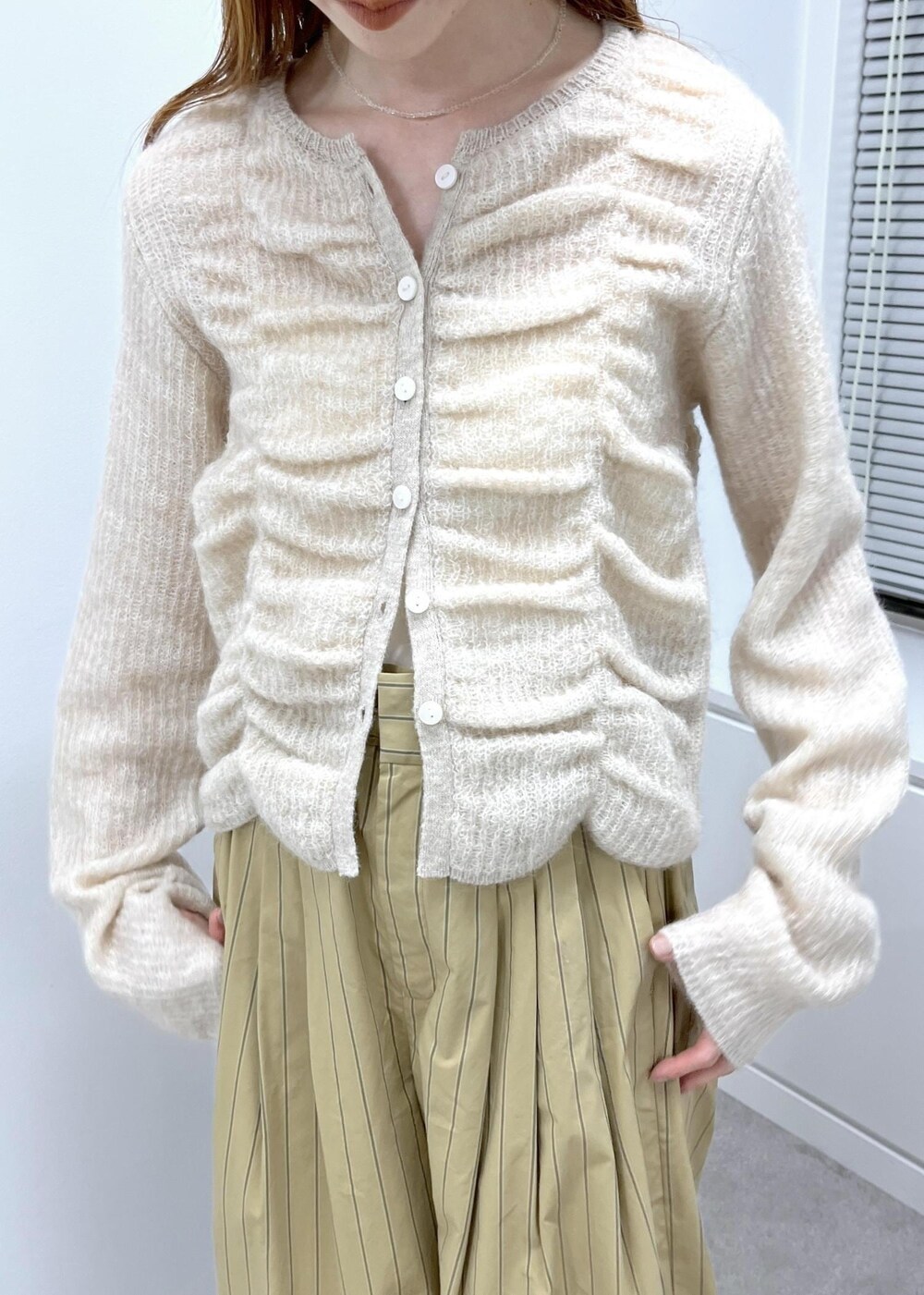 ブラウン系のサンダル、ベージュ系のスラックス、ベージュ系のカーディガン/ボレロを着用したレディースの夏コーディネートの9枚目の写真