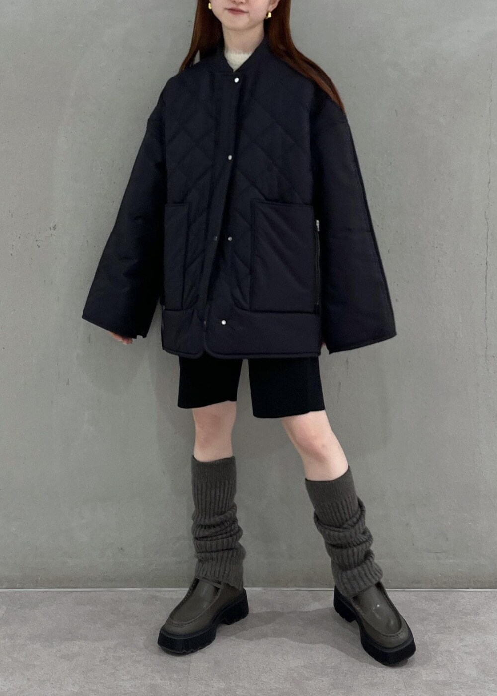 「ルーズソックス、ファーニット、ハーフパンツ、ADAM ET ROPÉ、FEMME、SDGs、サステナブル、骨格ウェーブ、骨格ナチュラル、ブルべ、カジュアル、大人カジュアル、モード、レイヤード、秋」｜「ADAM ET ROPE'のトラックソールモカシンシューズ（ブーツ、グリーン系）」を使った、tomoさん（レディース・157cm）の夏コーディネートの2枚目の写真