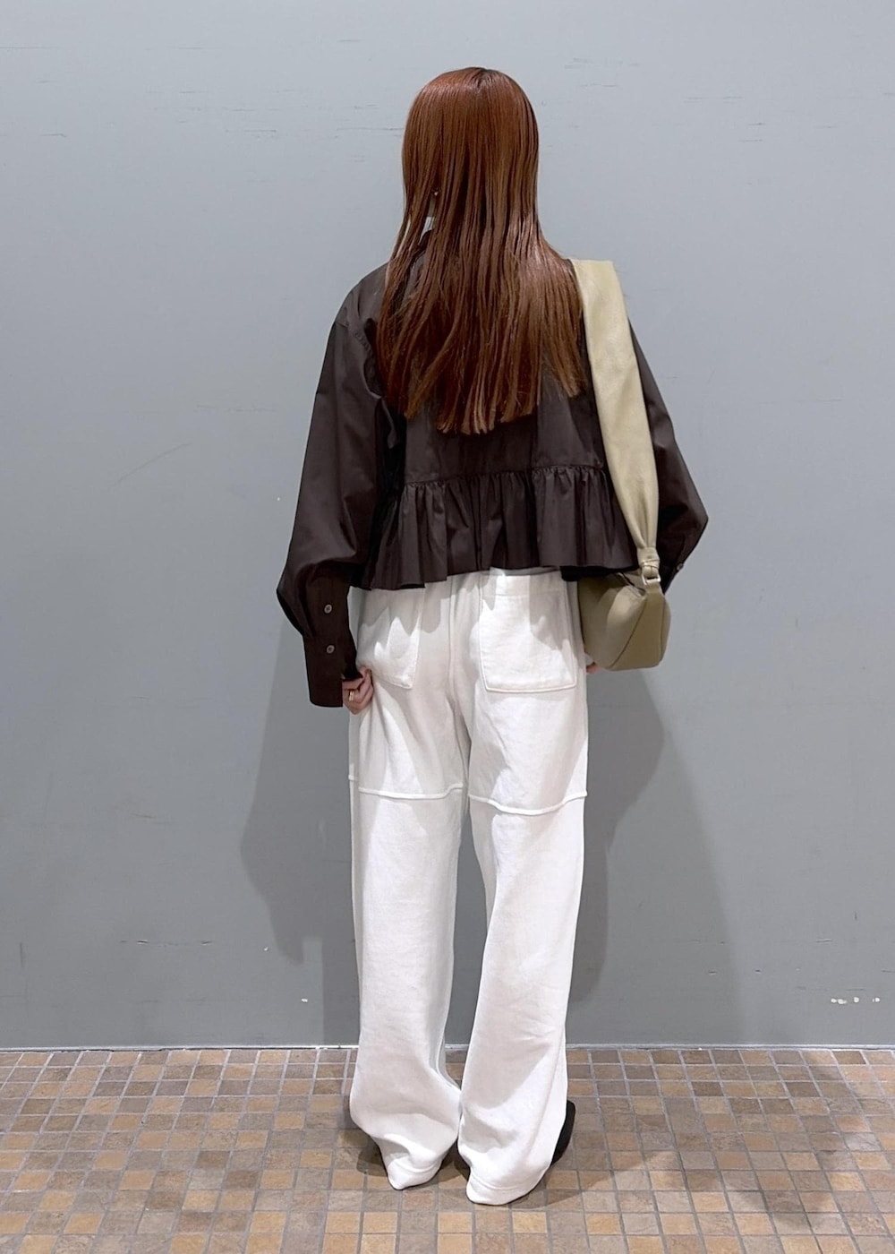 ブラック系のサンダル、ブラウン系のシャツ/ブラウス、ホワイト系のその他パンツを着用したレディースの冬コーディネートの3枚目の写真