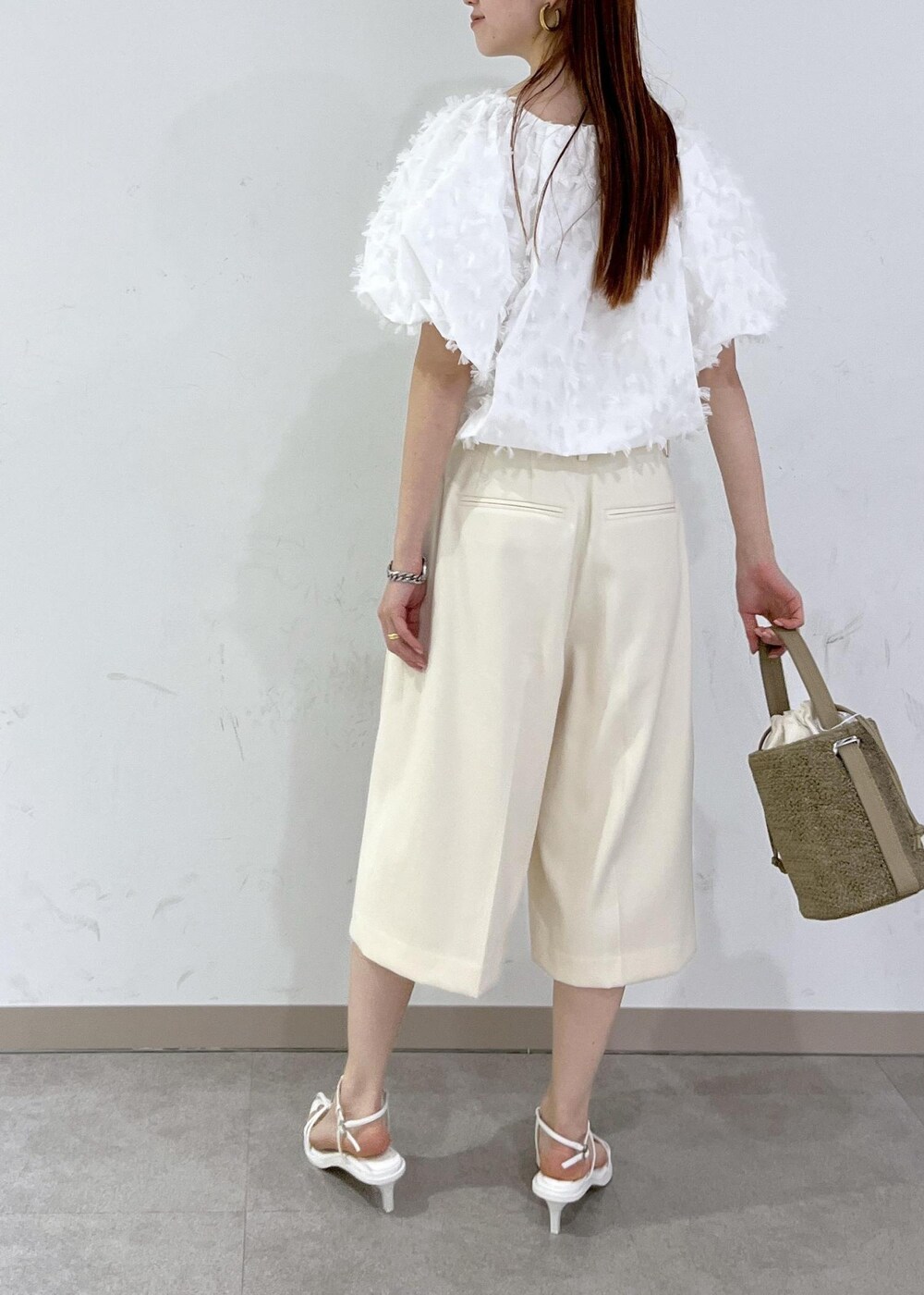 ホワイト系のサンダル、ホワイト系のシャツ/ブラウス、ホワイト系のその他パンツを着用したレディースの夏コーディネートの3枚目の写真