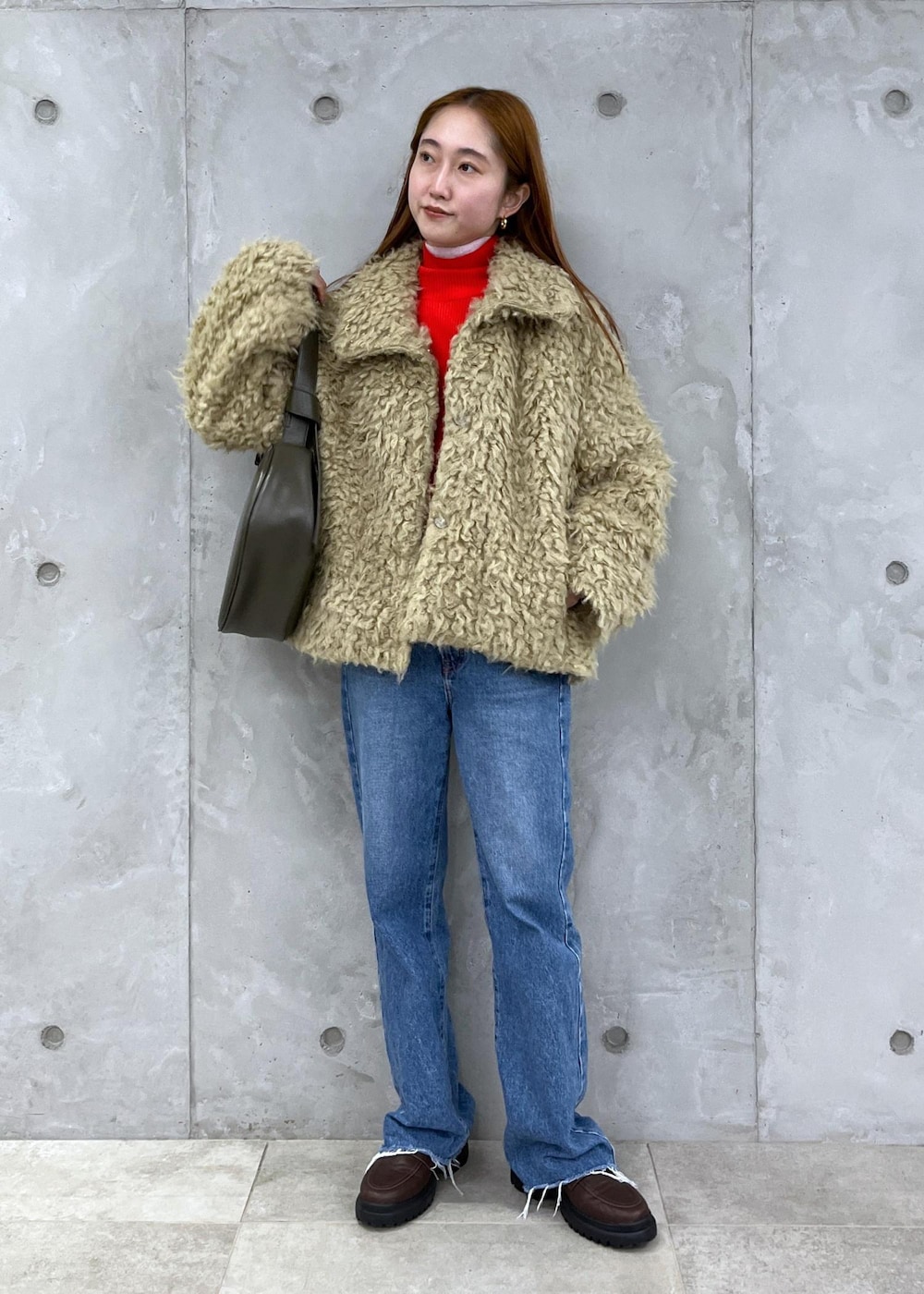 「初冬コーデ、冬コーデ、デートコーデ、お出かけコーデ、旅行コーデ、お正月・初詣コーデ、女子会コーデ、大人カジュアル、パンツスタイル、カジュアルコーデ、ADAM ET ROPÉ、ナチュラル、ブルべ夏、混合、トップス」|「ADAM ET ROPE'の【WEB限定・サステナブル】エコベロRIBタートル(ニット/セーター、レッド系)」を使った、tomoさん(レディース・157cm)の冬コーディネートの2枚目の写真
