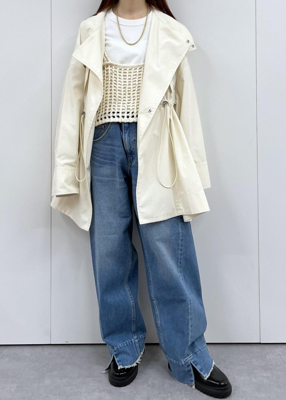 「モッズコート、春コート、FEMME、SDGs、サステナブル、ブルべ、カジュアル、春、春ファッション、Tシャツ、ニット、アウター、ブルゾン、ホワイト、アイボリー」|「ADAM ET ROPE'のルーズフィットアジャストデニム(デニムパンツ、ブルー系)」を使った、tomoさん(レディース・157cm)の冬コーディネートの2枚目の写真