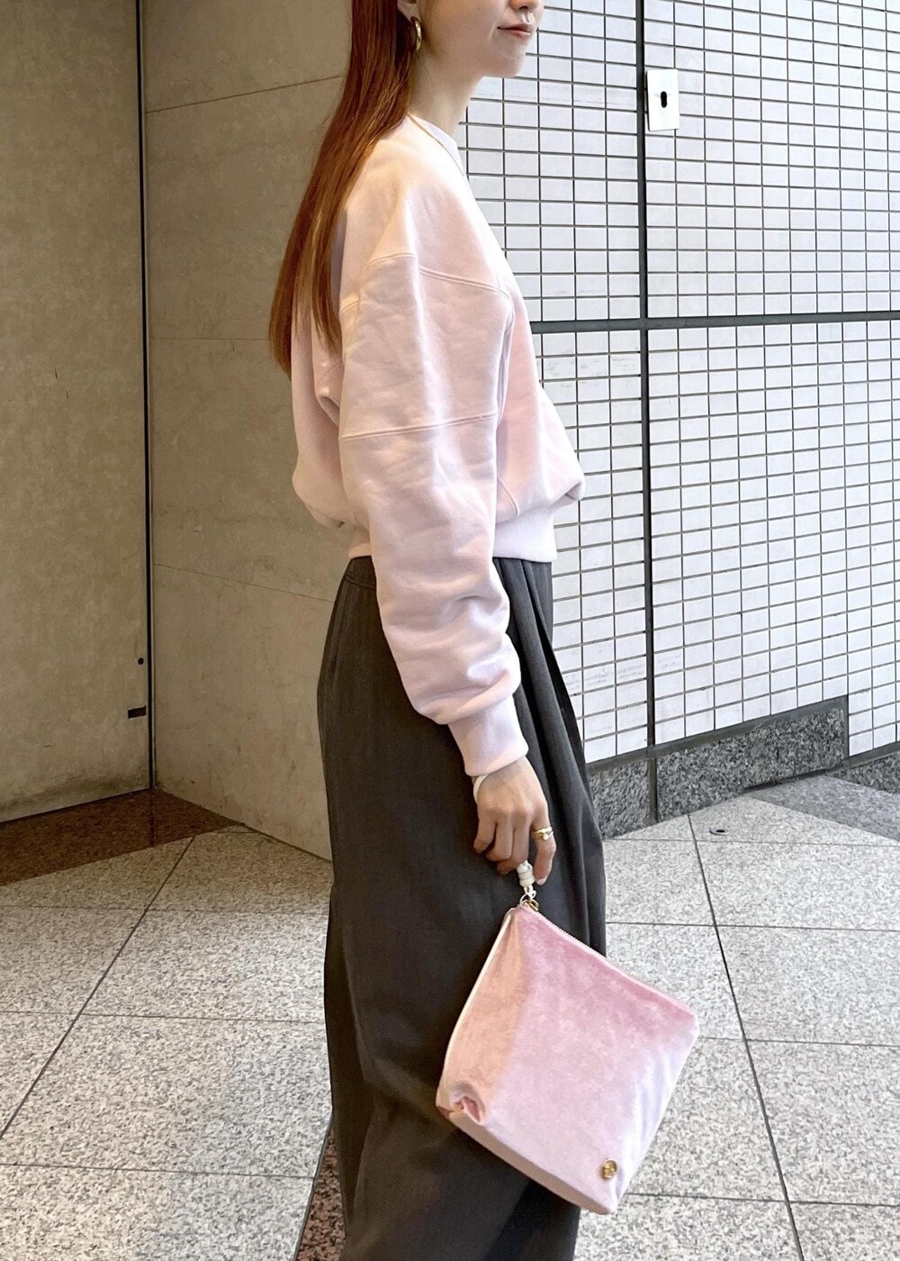 「初春コーデ、春コーデ、デートコーデ、お出かけコーデ、旅行コーデ、女子会コーデ、大人カジュアル、パンツスタイル、カジュアルコーデ、ADAM ET ROPÉ、ナチュラル、ブルべ夏、混合、トップス、スウェット」｜「ADAM ET ROPE'の【防シワ】・【消臭】・【洗える】ウールギャバ2タックワイドスラックス（スラックス、グレー系）」を使った、tomoさん（レディース・157cm）の冬コーディネートの6枚目の写真
