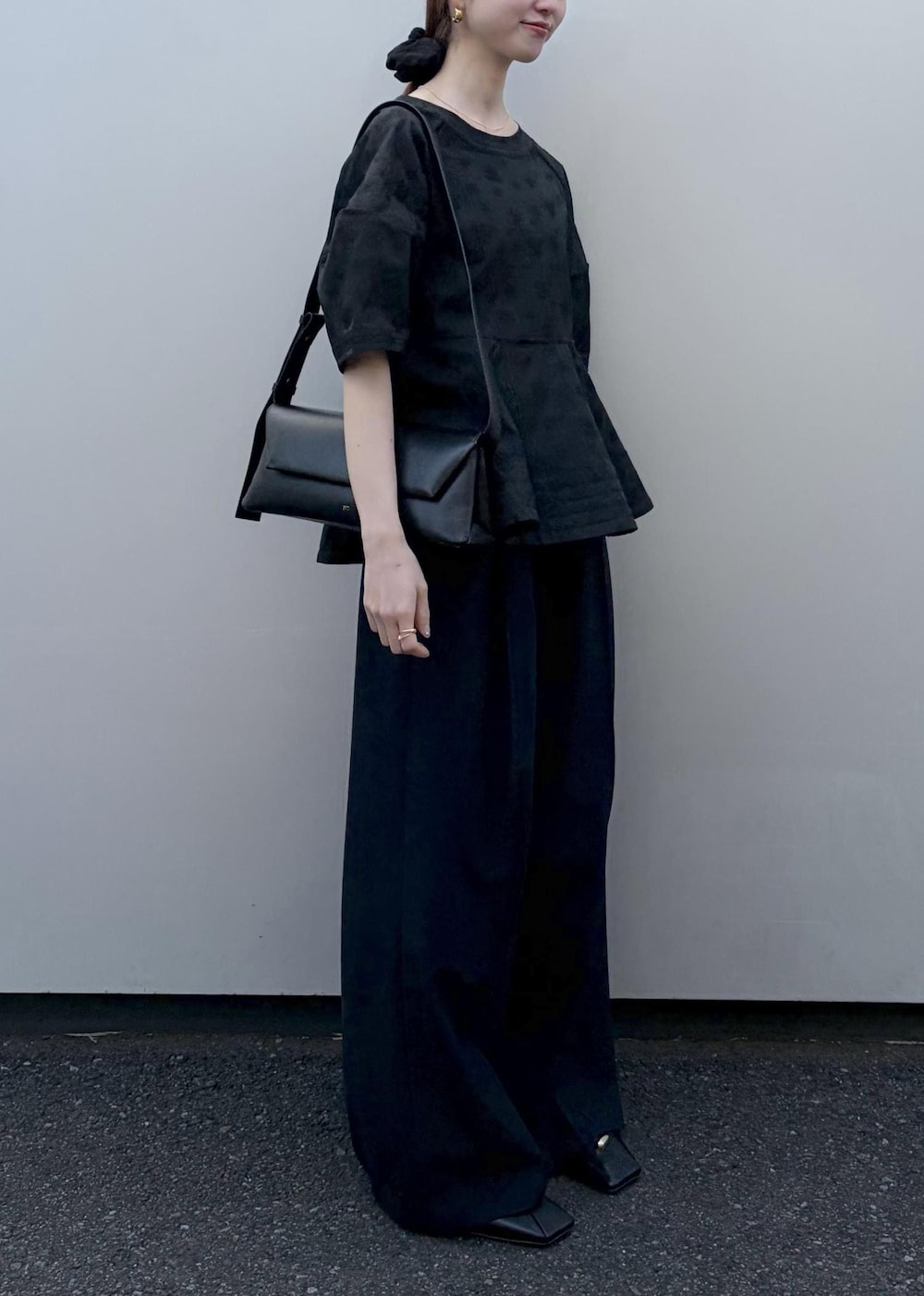 ブラック系のパンプス、ブラック系のショルダーバッグ、ブラック系のシャツ/ブラウスを着用したレディースの冬コーディネートの2枚目の写真