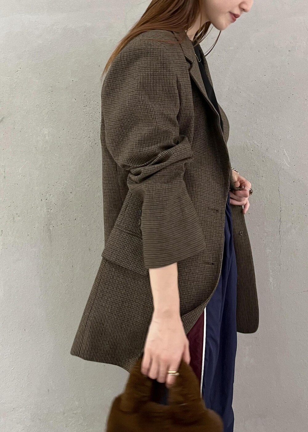 ブラック系のTシャツ/カットソー、ベージュ系のパンプス、ブラウン系のトートバッグを着用したレディースの秋コーディネートの6枚目の写真