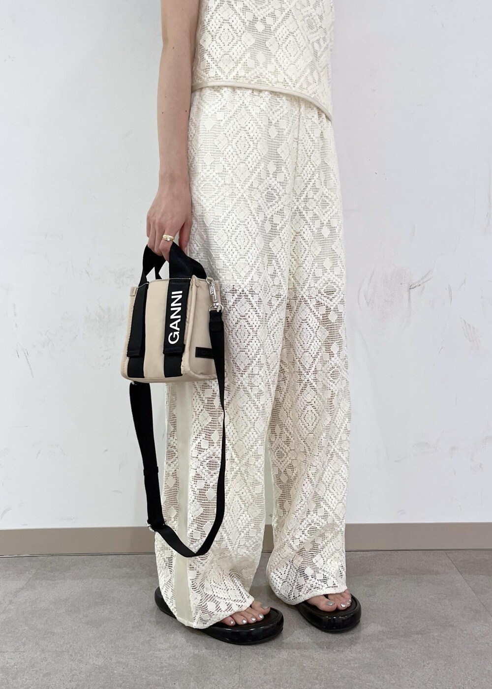 ブラック系のサンダル、ホワイト系のその他パンツ、ホワイト系のキャミソールを着用したレディースの夏コーディネートの9枚目の写真