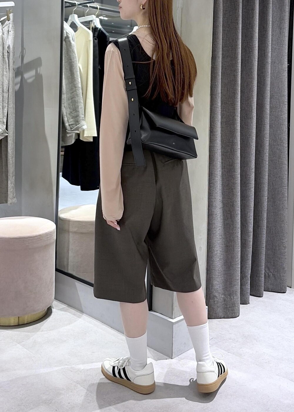 ブラック系のショルダーバッグ、ブラウン系のその他パンツ、ホワイト系のスニーカーを着用したレディースの春コーディネートの4枚目の写真