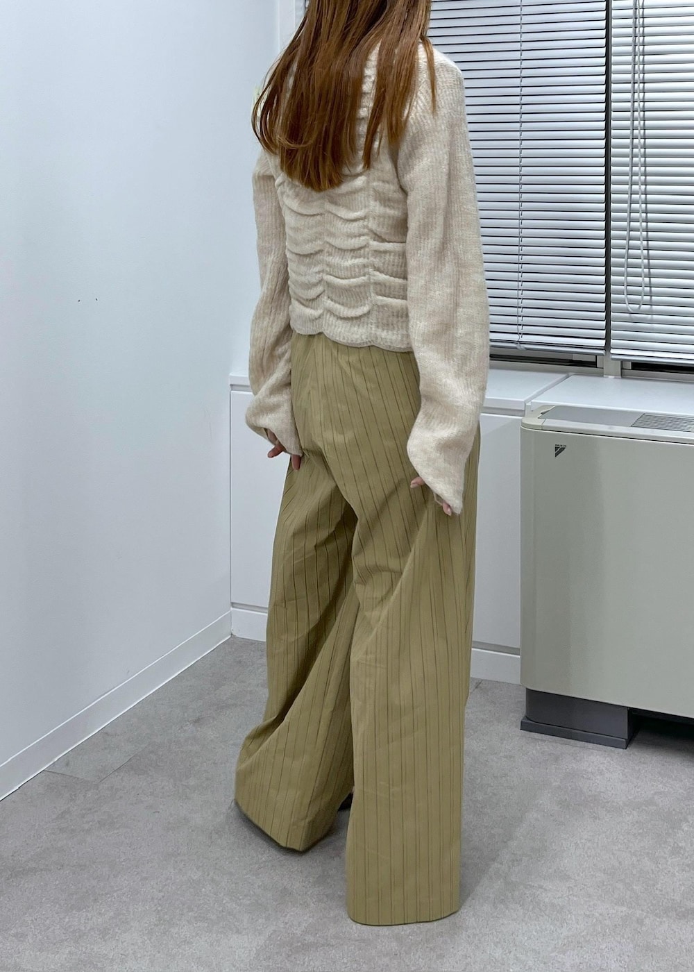 ブラウン系のサンダル、ベージュ系のスラックス、ベージュ系のカーディガン/ボレロを着用したレディースの夏コーディネートの4枚目の写真