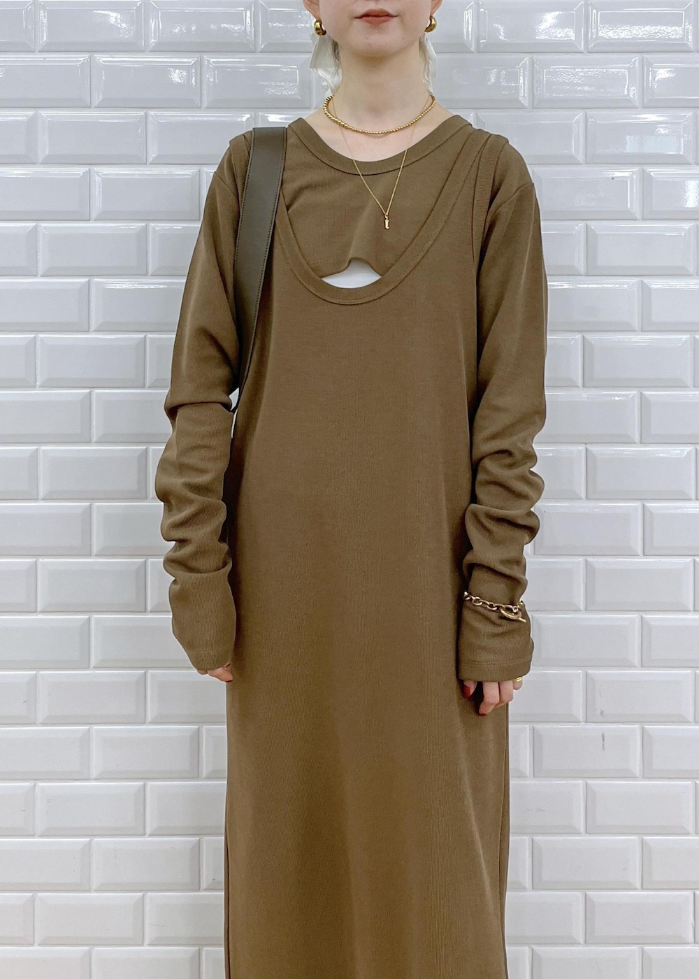 レッド系のショルダーバッグ、ブラウン系のサンダル、ブラウン系のワンピースを着用したレディースの夏コーディネートの5枚目の写真