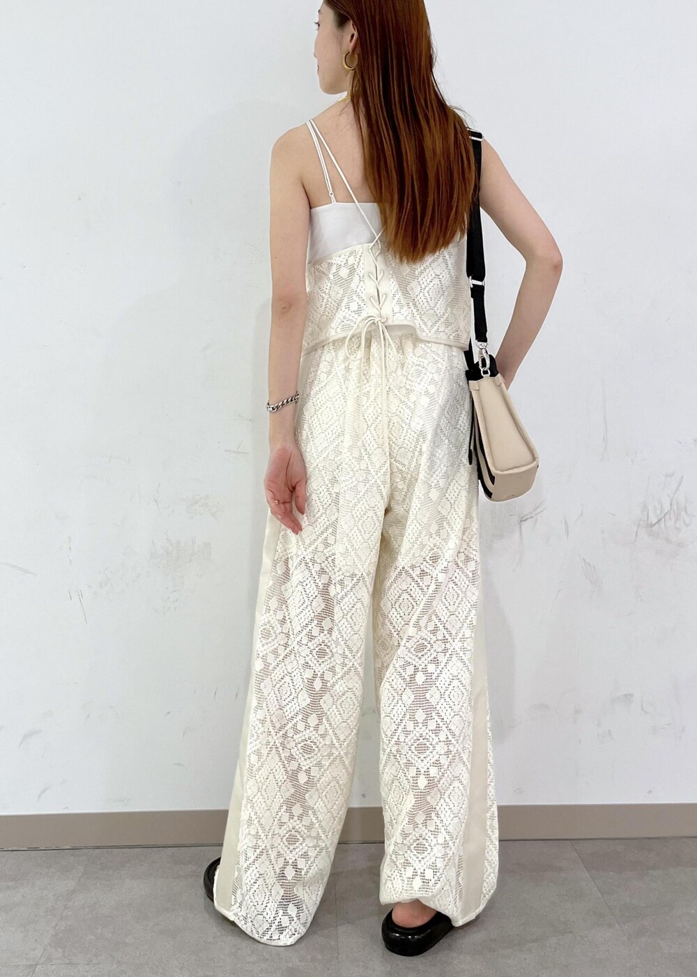 ブラック系のサンダル、ホワイト系のその他パンツ、ホワイト系のキャミソールを着用したレディースの夏コーディネートの4枚目の写真