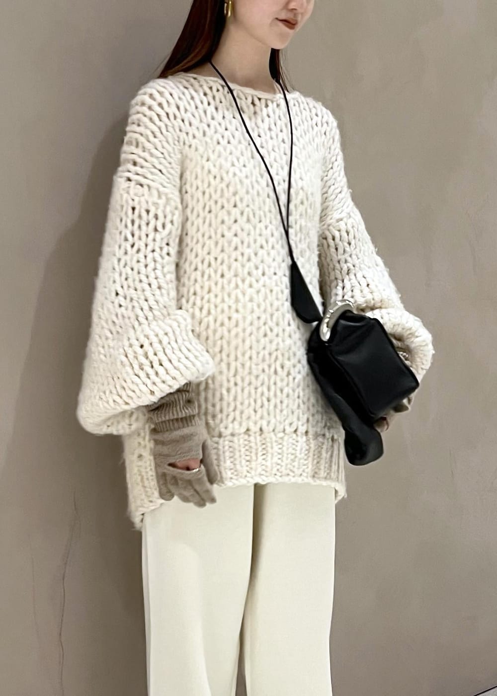 ブラウン系のブーツ、ホワイト系のその他パンツ、ホワイト系のニット/セーターを着用したレディースの冬コーディネートの6枚目の写真