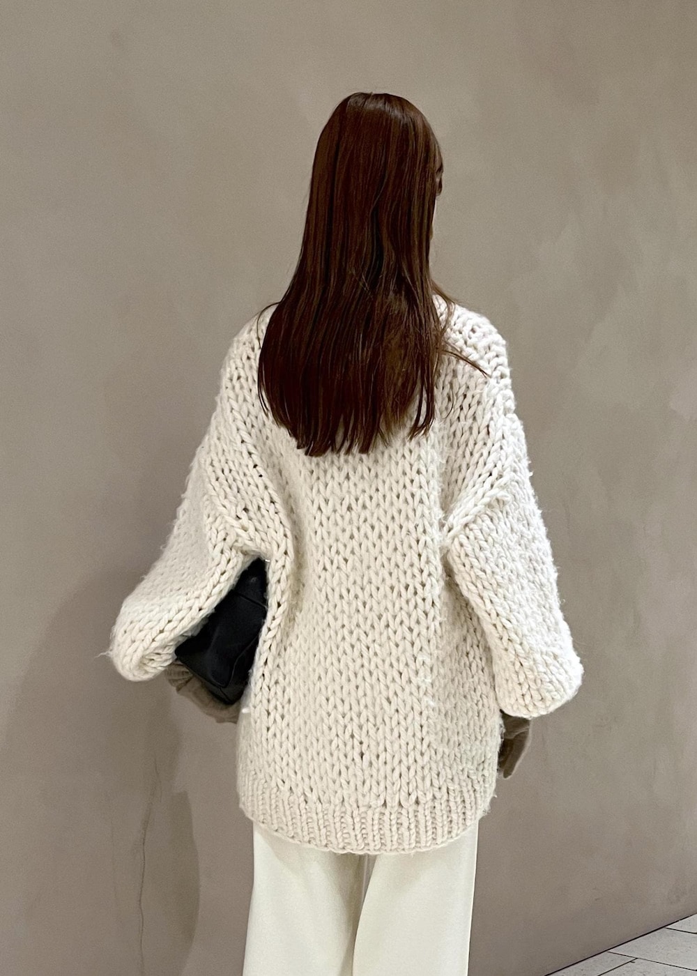 ブラウン系のブーツ、ホワイト系のその他パンツ、ホワイト系のニット/セーターを着用したレディースの冬コーディネートの8枚目の写真