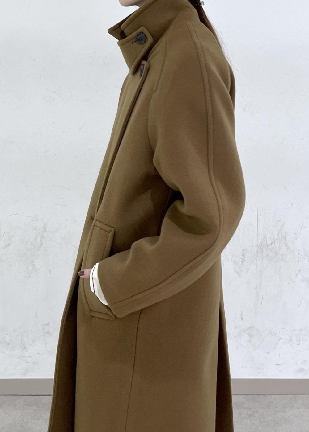 ホワイト系のハンドバッグ、イエロー系のステンカラーコート、ベージュ系のニット/セーターを着用したレディースの秋コーディネートの9枚目の写真