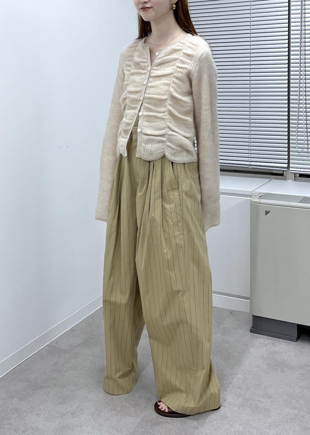 ブラウン系のサンダル、ベージュ系のスラックス、ベージュ系のカーディガン/ボレロを着用したレディースの夏コーディネートの7枚目の写真