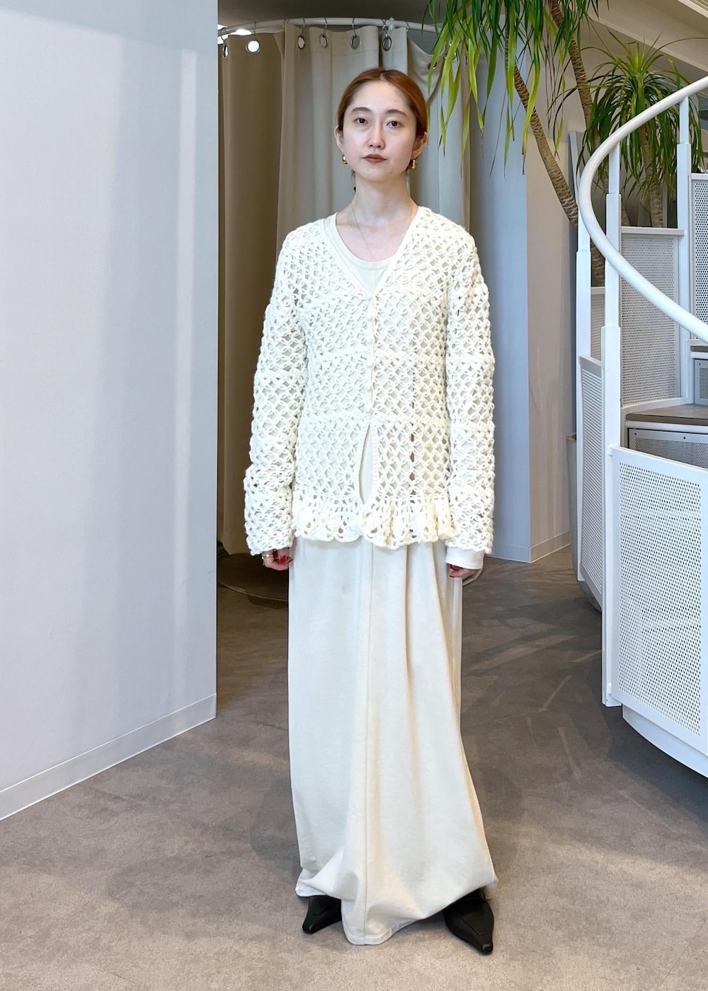 ブラック系のサンダル、ホワイト系のワンピース、ホワイト系のカーディガン/ボレロを着用したレディースの夏コーディネートの2枚目の写真