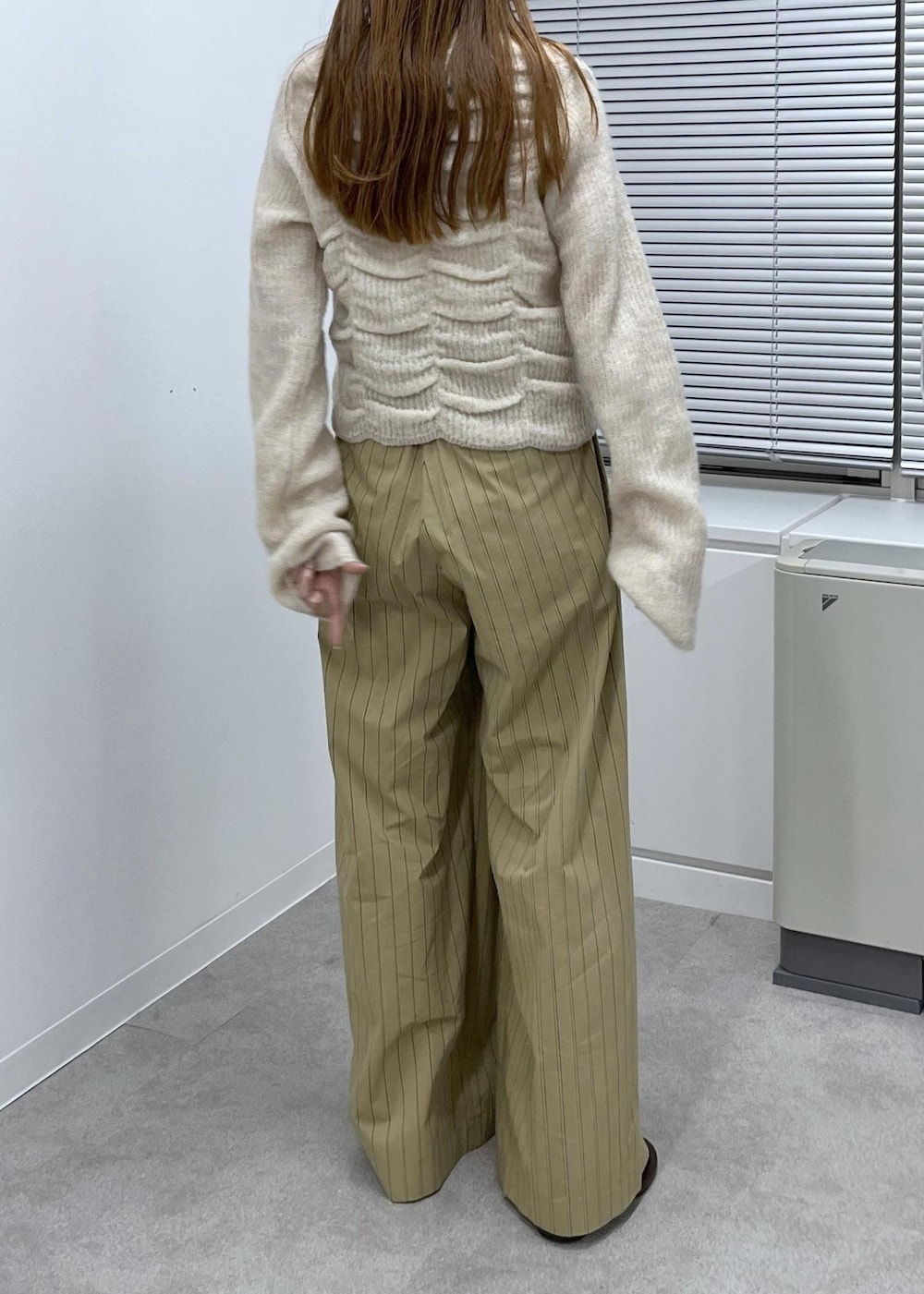 ブラウン系のサンダル、ベージュ系のスラックス、ベージュ系のカーディガン/ボレロを着用したレディースの夏コーディネートの5枚目の写真