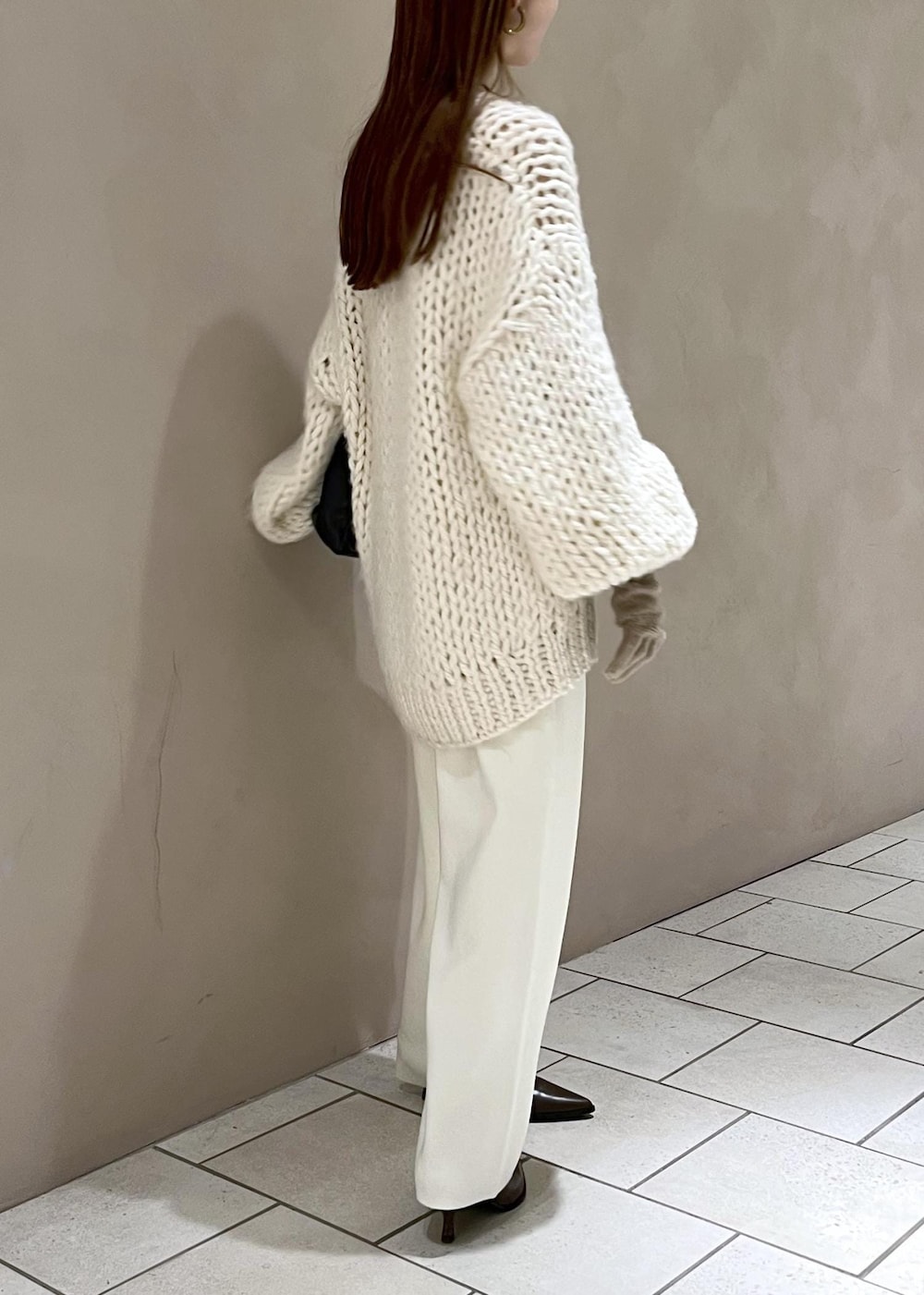 ブラウン系のブーツ、ホワイト系のその他パンツ、ホワイト系のニット/セーターを着用したレディースの冬コーディネートの5枚目の写真