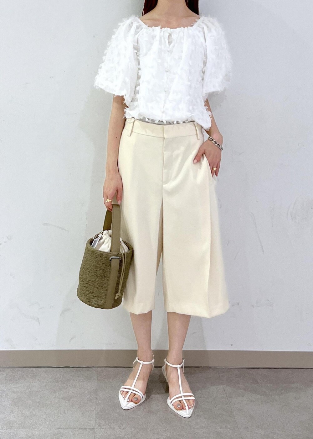 ホワイト系のサンダル、ホワイト系のシャツ/ブラウス、ホワイト系のその他パンツを着用したレディースの夏コーディネートの4枚目の写真