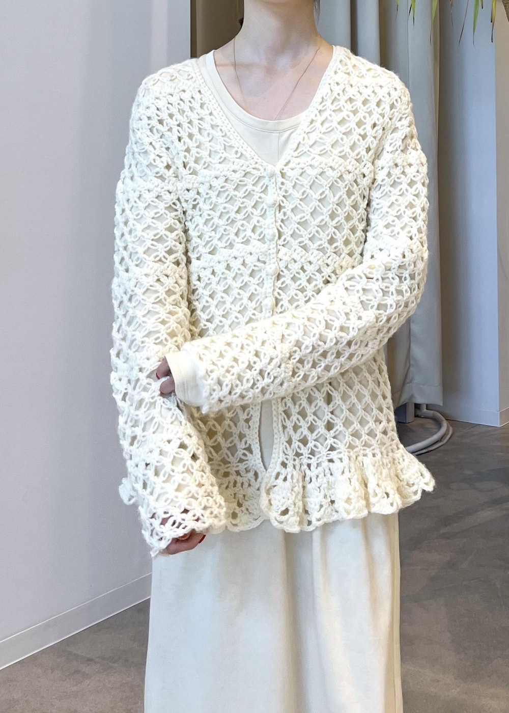 ブラック系のサンダル、ホワイト系のワンピース、ホワイト系のカーディガン/ボレロを着用したレディースの夏コーディネートの7枚目の写真