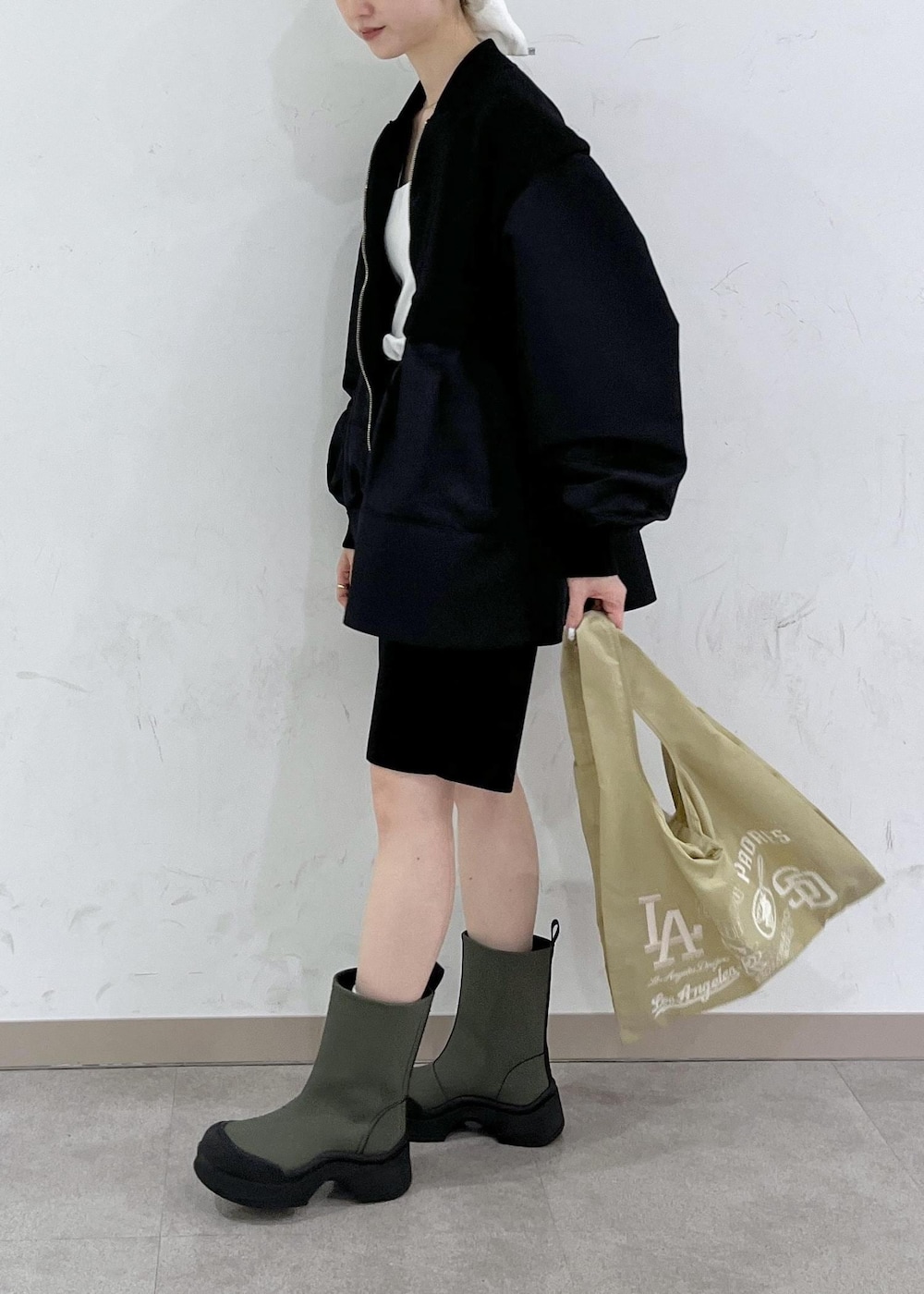 「初秋コーデ、秋コーデ、お出かけコーデ、女子会コーデ、雨の日コーデ、大人カジュアル、モノトーンコーデ、カジュアルコーデ、ADAM ET ROPÉ、ナチュラル、ブルべ夏、混合、低身長、ジャケット/アウター、ブルゾン」|「ADAM ET ROPE'のニットサイクリングパンツ(その他パンツ、ブラック系)」を使った、tomoさん(レディース・157cm)の秋コーディネートの3枚目の写真
