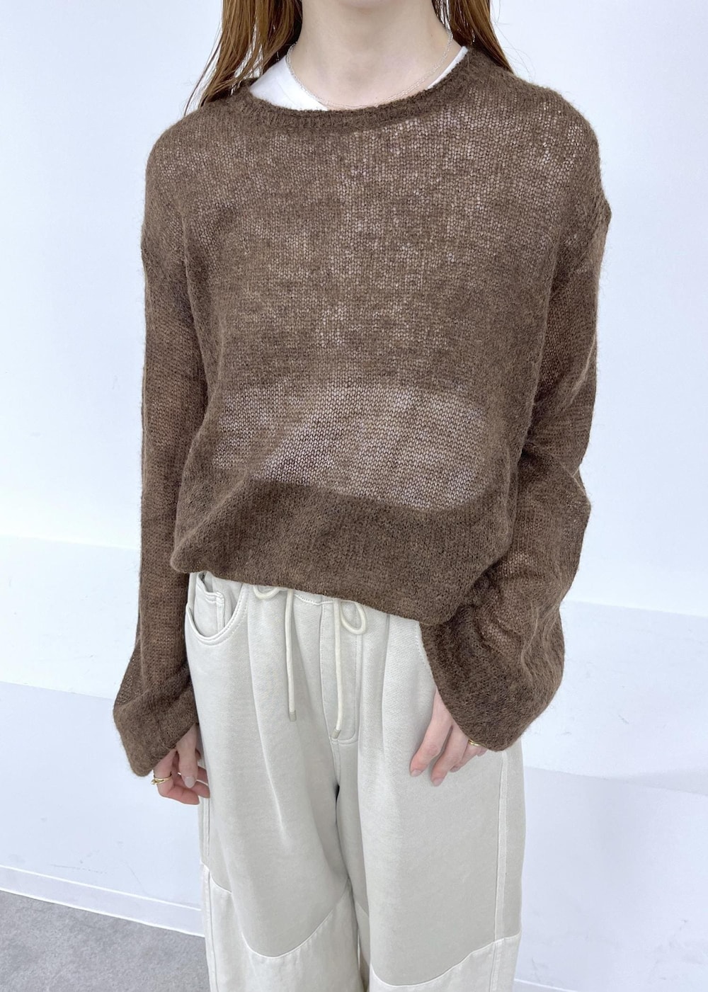 ブラウン系のサンダル、ブラウン系のニット/セーター、ベージュ系のその他パンツを着用したレディースの夏コーディネートの5枚目の写真