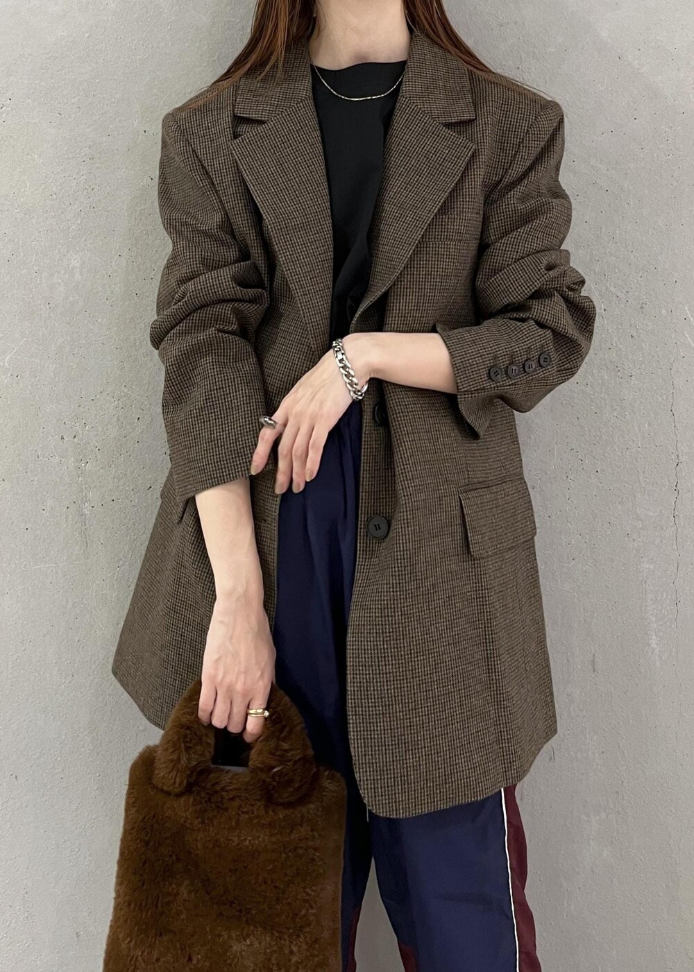 ブラック系のTシャツ/カットソー、ベージュ系のパンプス、ブラウン系のトートバッグを着用したレディースの秋コーディネートの5枚目の写真