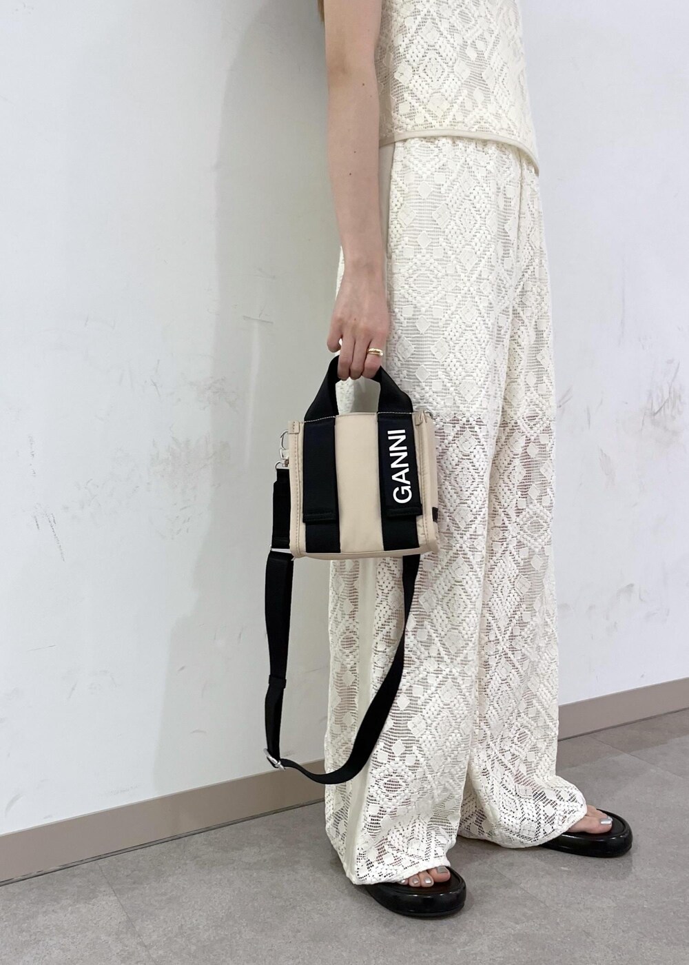 ブラック系のサンダル、ホワイト系のその他パンツ、ホワイト系のキャミソールを着用したレディースの夏コーディネートの10枚目の写真