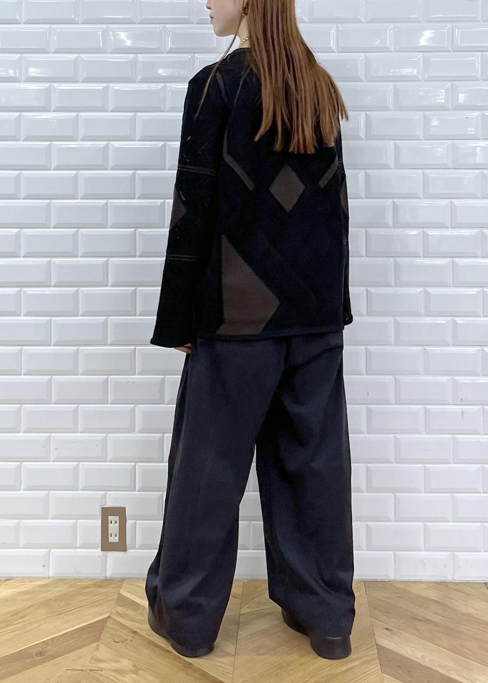 ブラック系のカーディガン/ボレロ、ブラック系のサンダル、ブラック系のその他パンツを着用したレディースの秋コーディネートの4枚目の写真