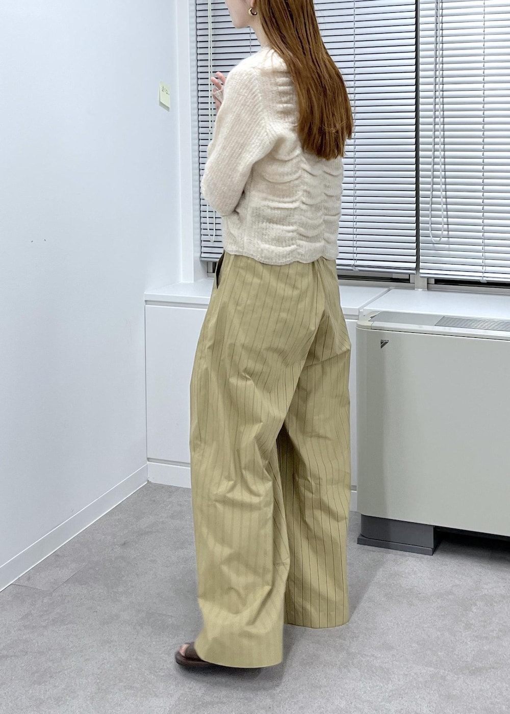 ブラウン系のサンダル、ベージュ系のスラックス、ベージュ系のカーディガン/ボレロを着用したレディースの夏コーディネートの6枚目の写真