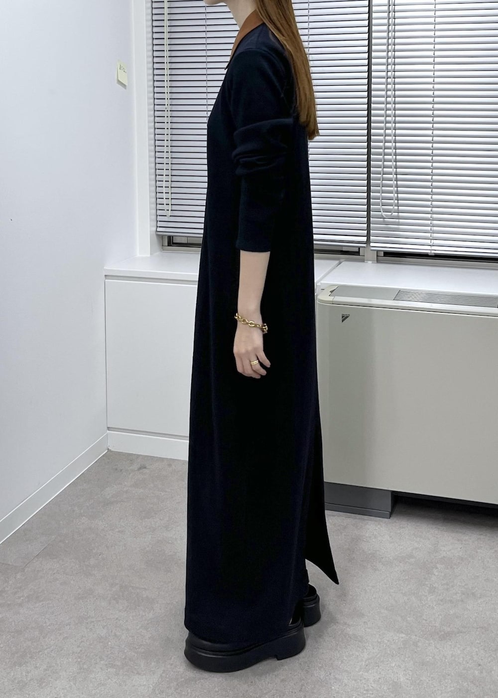 ブラック系のサンダル、ブルー系のワンピースを着用したレディースの夏コーディネートの3枚目の写真