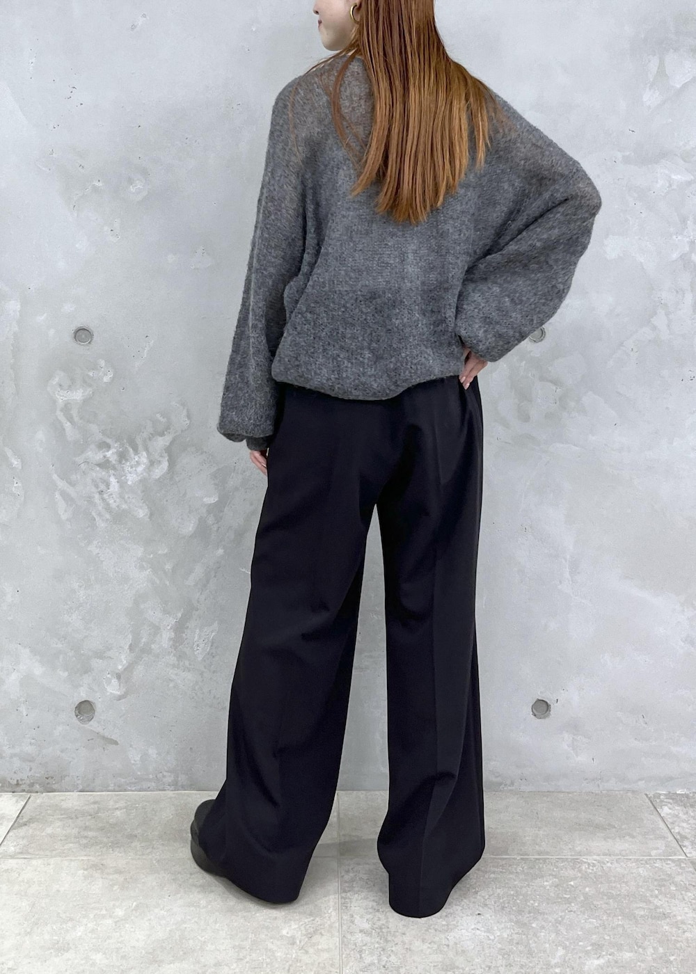 ブラック系のサンダル、グレー系のニット/セーター、ブラック系のスラックスを着用したレディースの夏コーディネートの7枚目の写真