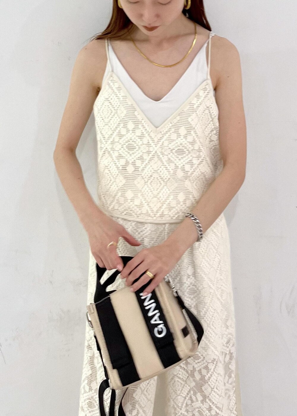 ブラック系のサンダル、ホワイト系のその他パンツ、ホワイト系のキャミソールを着用したレディースの夏コーディネートの6枚目の写真