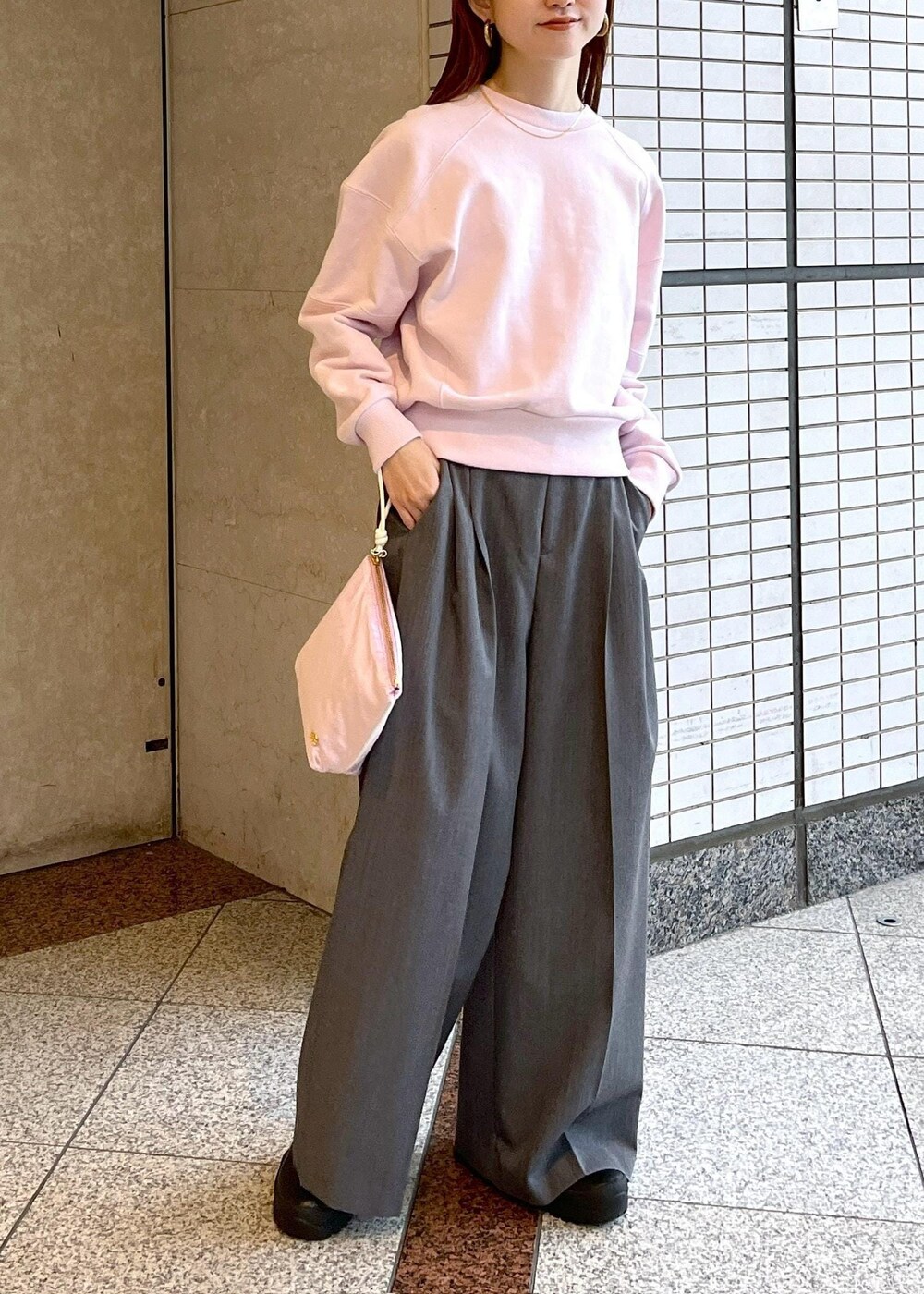 「初春コーデ、春コーデ、デートコーデ、お出かけコーデ、旅行コーデ、女子会コーデ、大人カジュアル、パンツスタイル、カジュアルコーデ、ADAM ET ROPÉ、ナチュラル、ブルべ夏、混合、トップス、スウェット」｜「ADAM ET ROPE'の【防シワ】・【消臭】・【洗える】ウールギャバ2タックワイドスラックス（スラックス、グレー系）」を使った、tomoさん（レディース・157cm）の冬コーディネートの7枚目の写真