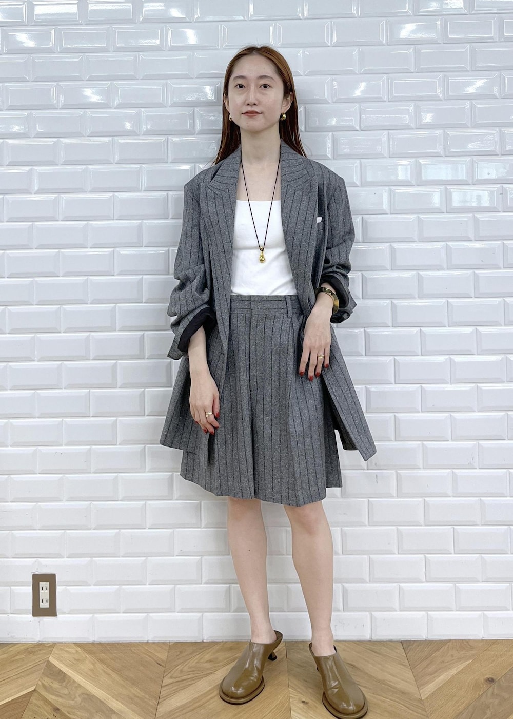 「2025JUNPRESS対象商品、初秋コーデ、秋コーデ、デートコーデ、お出かけコーデ、女子会コーデ、セットアップ、パンツスタイル、メンズライク、ADAM ET ROPÉ、ナチュラル、ブルべ夏、混合、ジャケット/アウター、テーラードジャケット」|「ADAM ET ROPE'の【EMOELLE】水挿しモチーフネックレス(ネックレス、ゴールド系)」を使った、tomoさん(レディース・157cm)の夏コーディネートの9枚目の写真