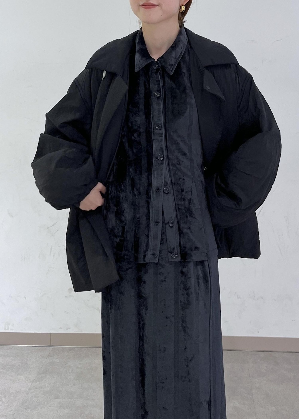 ホワイト系のブーツ、ブラック系のブルゾン、ホワイト系のハンドバッグを着用したレディースの秋コーディネートの6枚目の写真