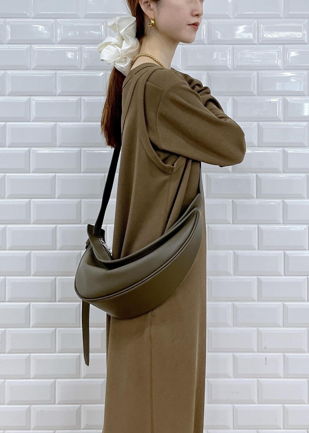 レッド系のショルダーバッグ、ブラウン系のサンダル、ブラウン系のワンピースを着用したレディースの夏コーディネートの9枚目の写真